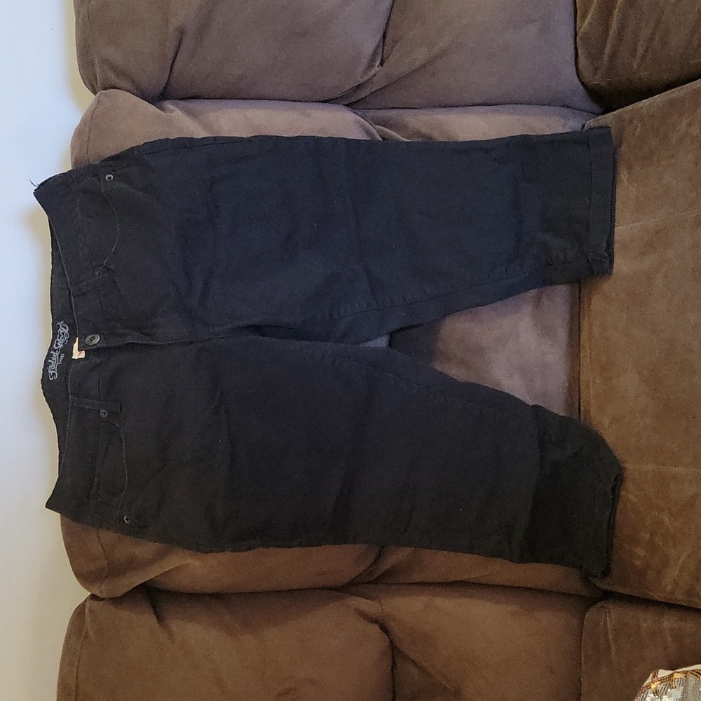 Black capris